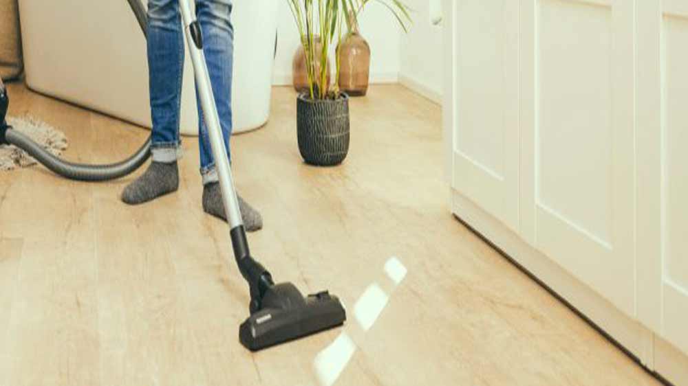 Muž vysává pokoj_04