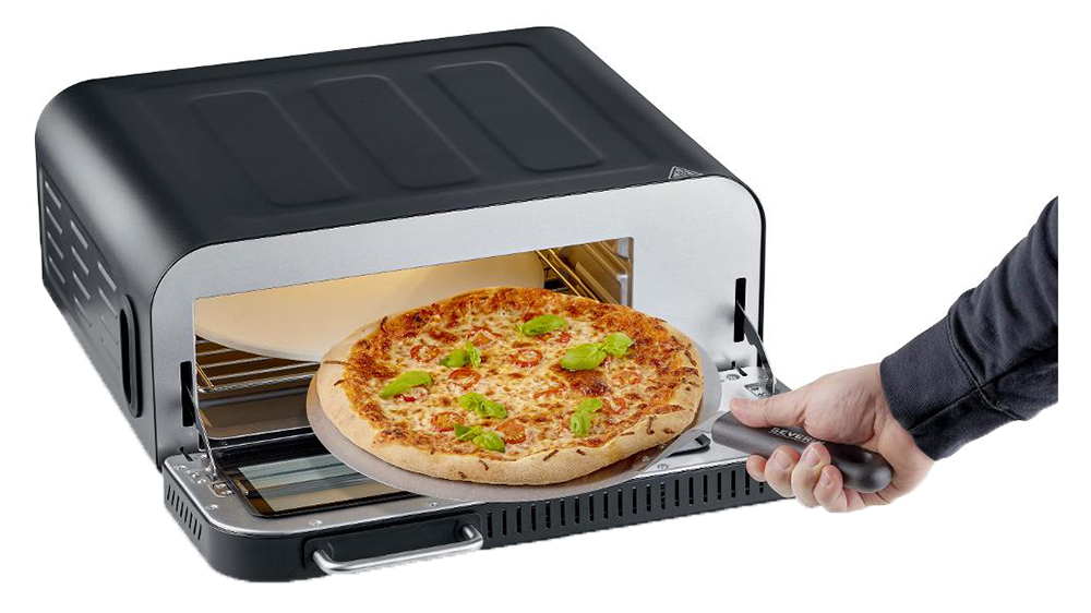Ruka vyndávající hotovou pizzu z horkovzdušné trouby Severin PG 8575_03