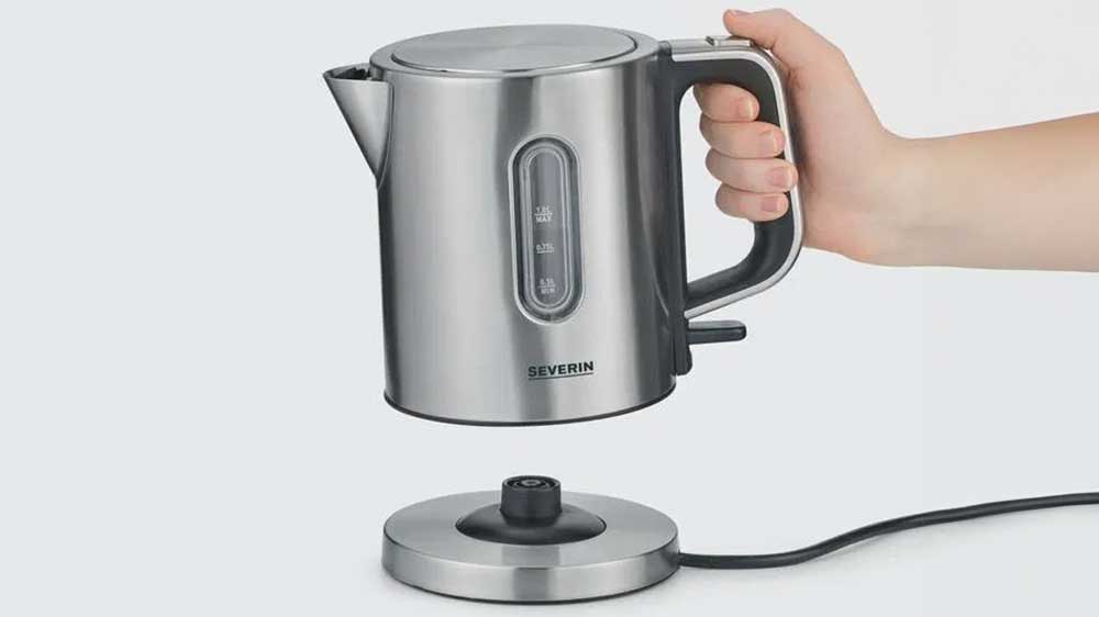 Ruka držící rychlovarnou konvici Severin WK 3401_03