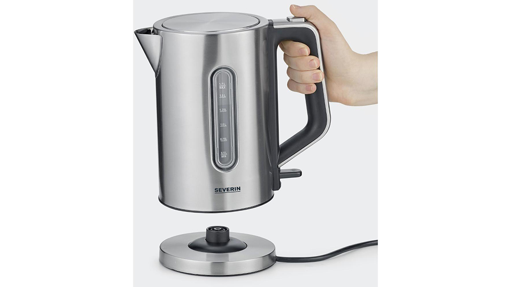 Ruka držící rychlovarnou konvici Severin WK 3402_03