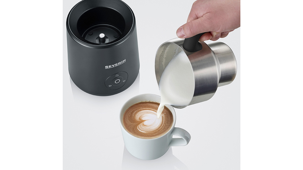 Ruka nalévající našlehanou pěnu z napěňovače Severin SM 3579_02