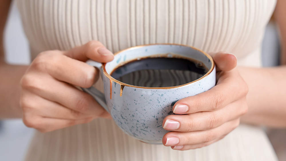 Žena držící šálek kávy_02