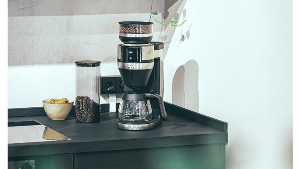 Překapávací kávovar Severin FILKA KA 4852 stojící na lince_02