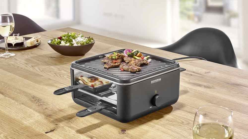 Mini raclette gril Severin RG 2360 s připraveným občerstvením na stole_01
