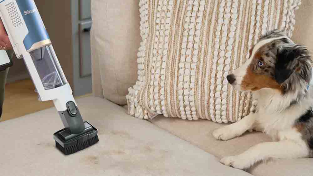 Používání ruční jednotky tyčového vysavače Shark Cordless Pro BU3521EU pro úklid gauče_04