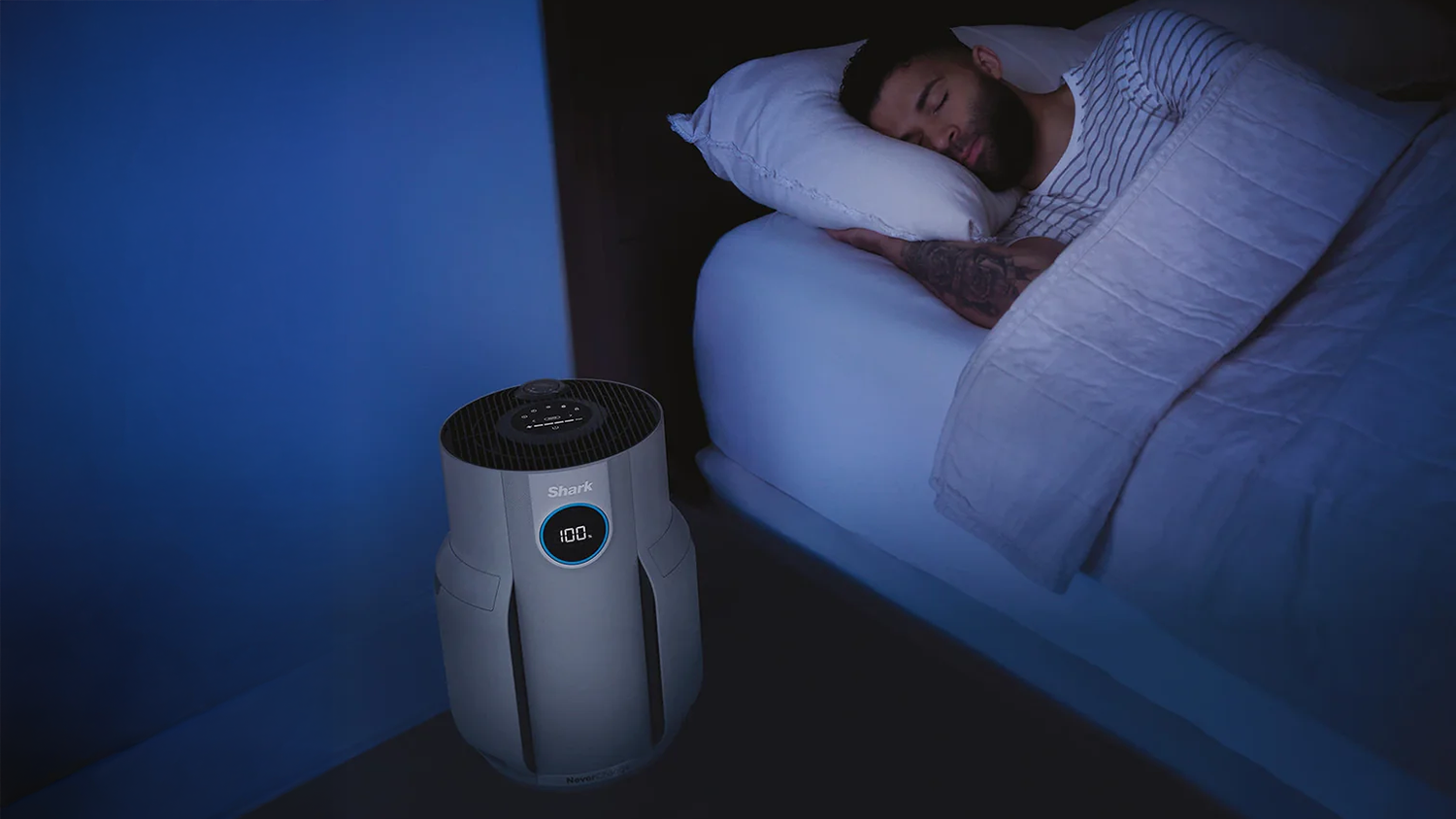 Spiaci muž v sp&aacute;lni s čističkou vzduchu Shark HP150EU Never Change