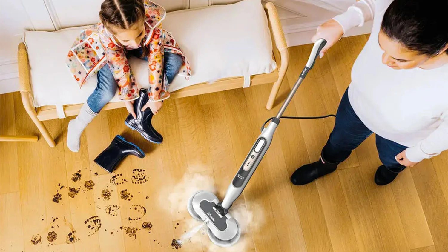 Žena čistící skvrny od bot pomocí parního čističe Shark S8201EU Steam & Scrub