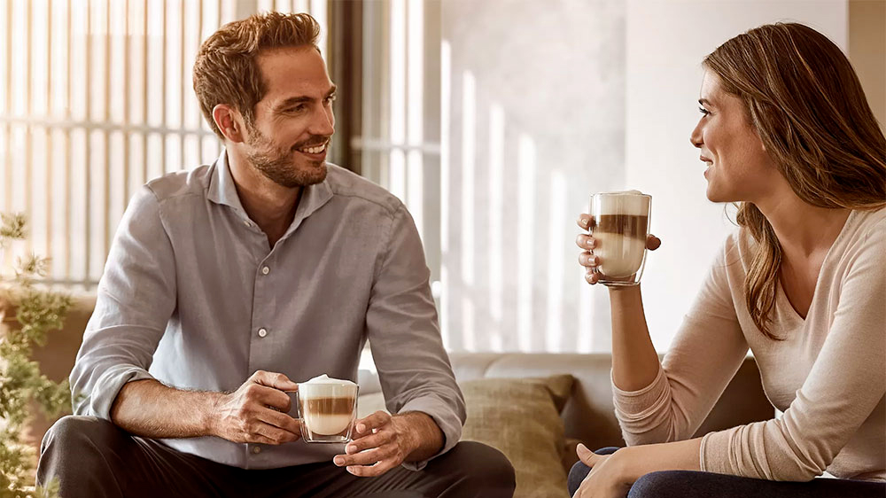 Muž si se ženou vychutnává kávu z kávovaru siemens_04
