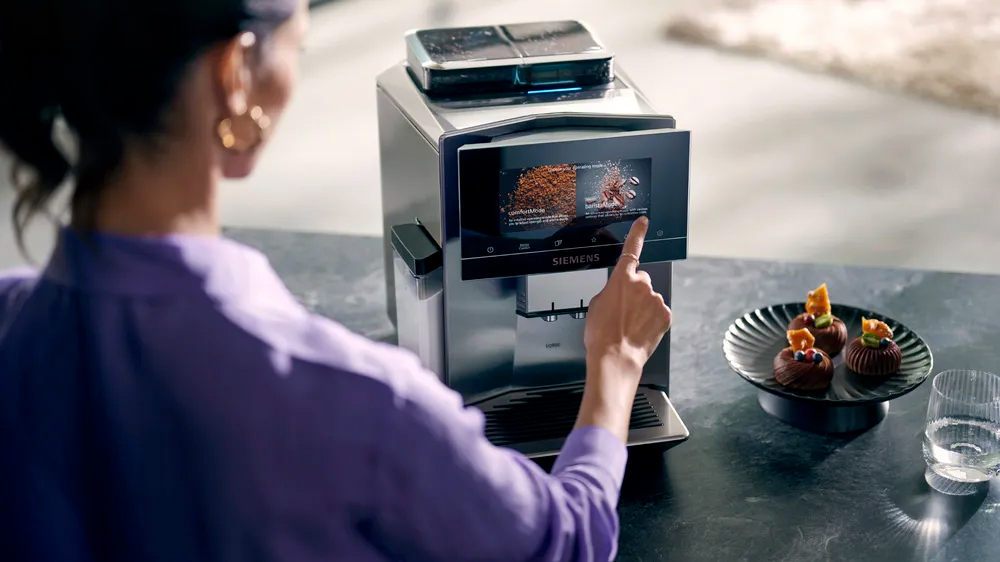 Žena nastavuje plně automatický kávovar SIEMENS TQ907R03 přes dotykový displej_03