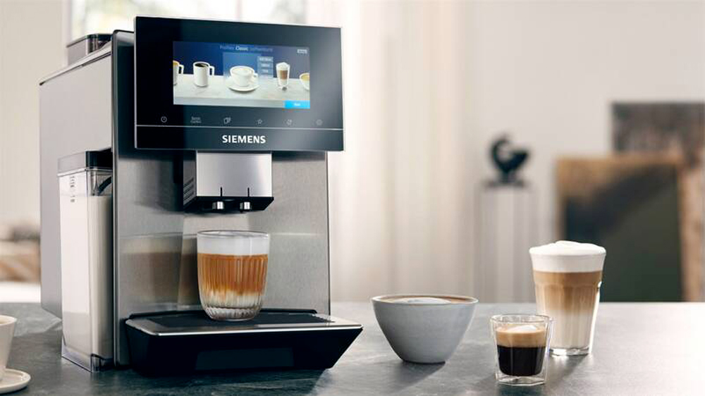 Různé druhy kávy připravené s plně automatickým kávovarem SIEMENS TQ907R03_04