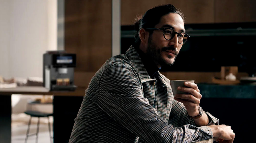 Muž si vychutnává kávu připravenou v kávovaru SIEMENS TQ907R03_06