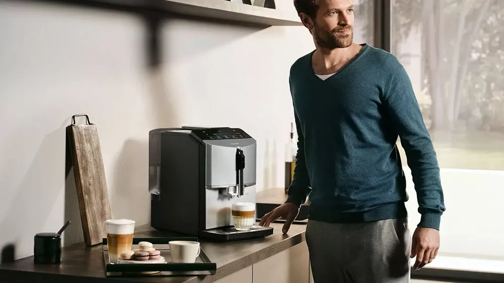 Muž u kávovaru Espresso SIEMENS TF303E07_02