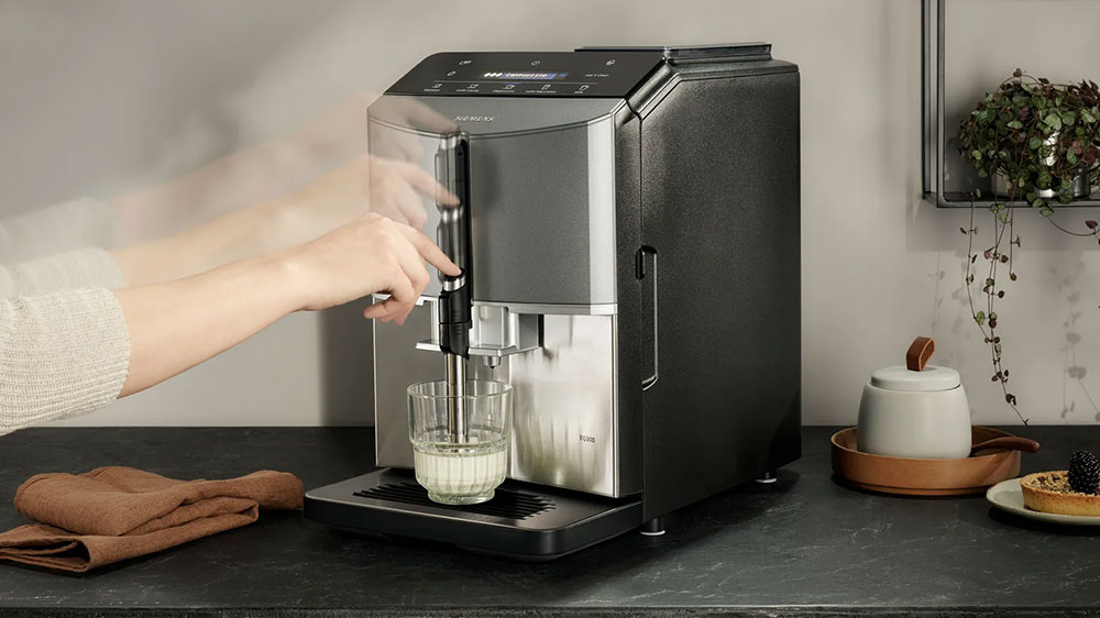 Kávovar Espresso SIEMENS TF303E01 příprava mléka_03