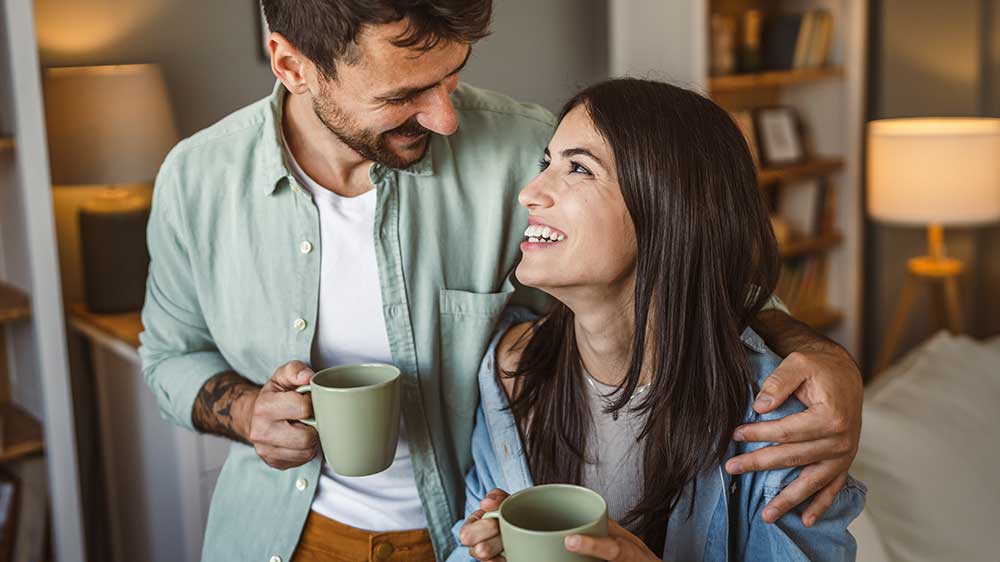 Pár si vychutnává kávu z kávovaru Siemens_02