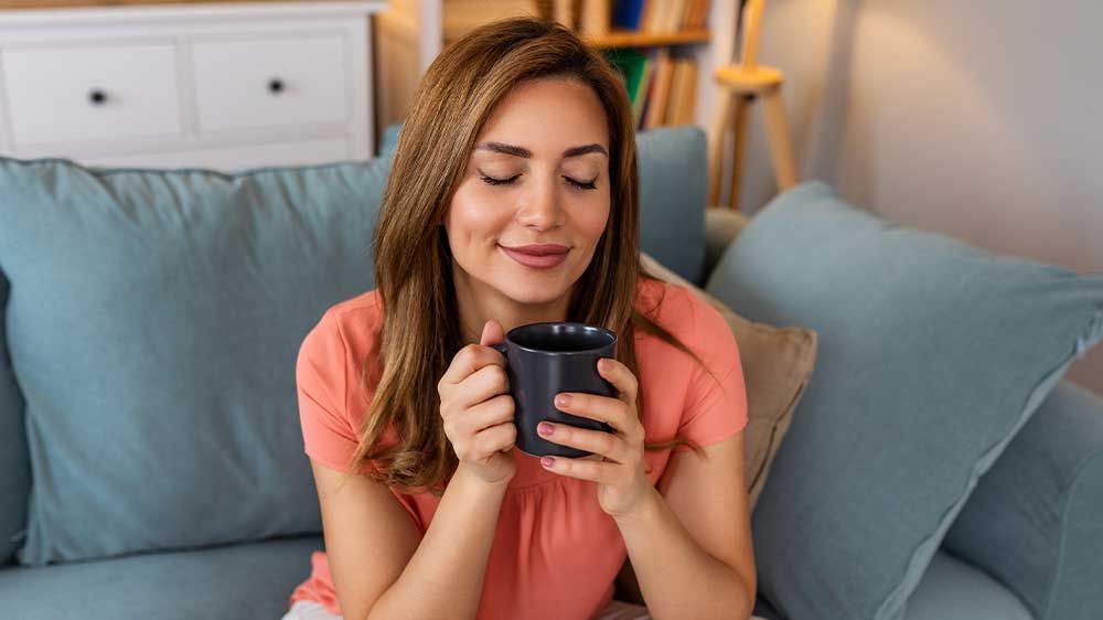 Žena si vychutnává silnou kávu z kávovaru Siemens_05