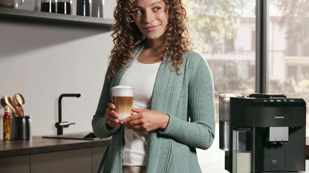 Espresso SIEMENS TQ518RX3 žena s kávou_04