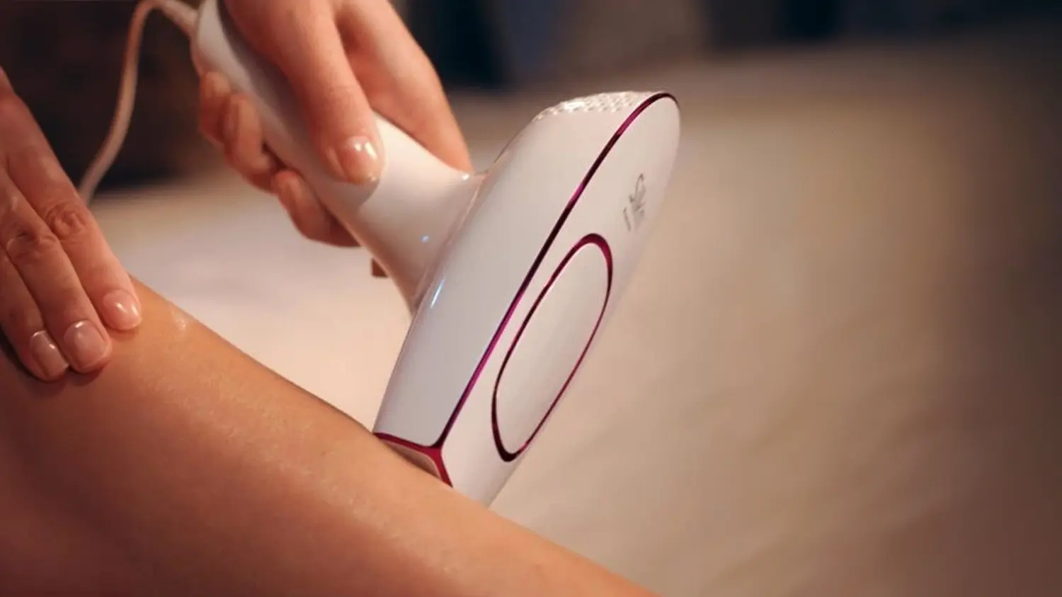 HPL epilátor Silk’n Motion Premium používaný k epilaci nohou