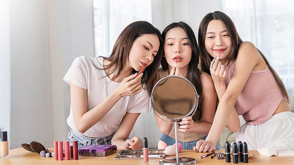 D&iacute;vky l&iacute;č&iacute;c&iacute; se před kosmetick&yacute;m zrc&aacute;tkem_02