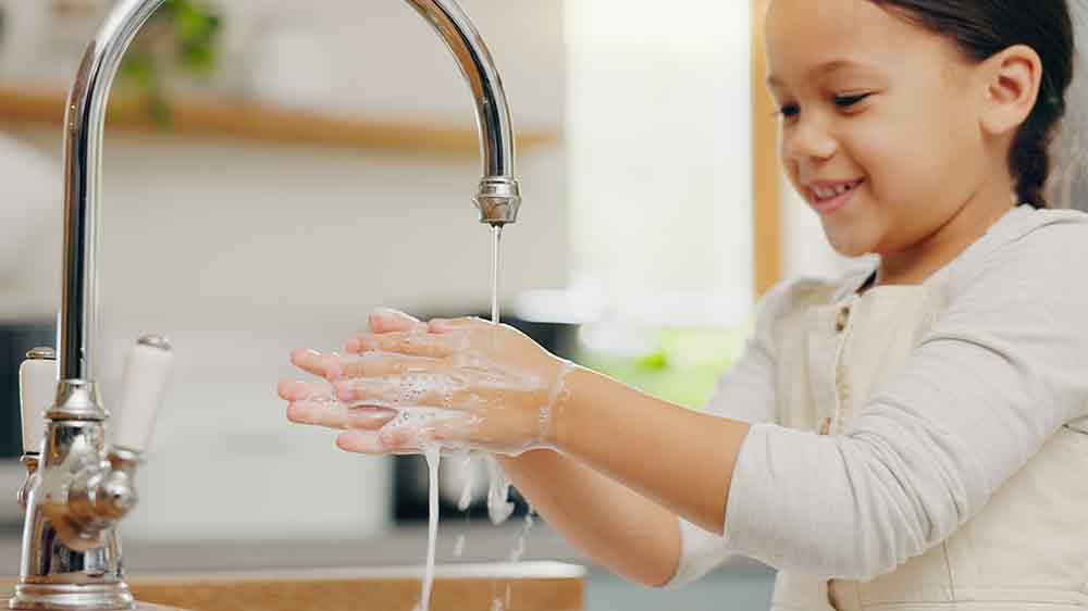 Dítě si umývá ruce mýdlem_02