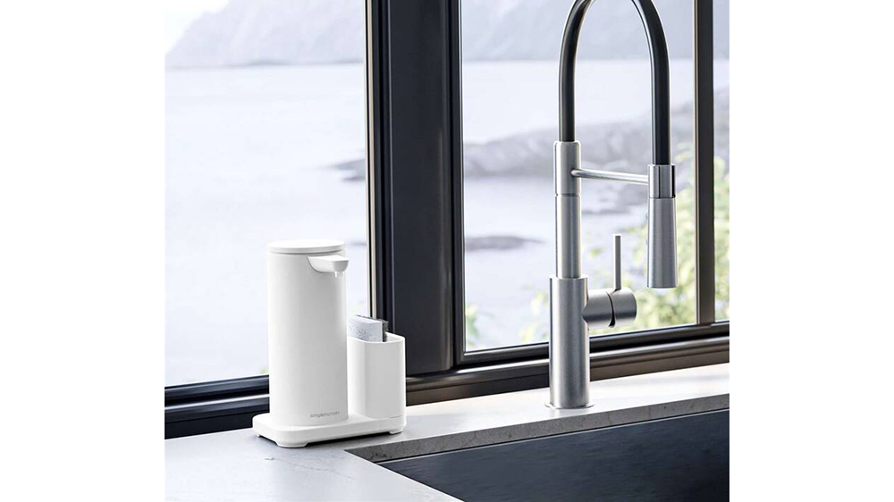 Dávkovač Simplehuman ST1081 v kuchyni_02