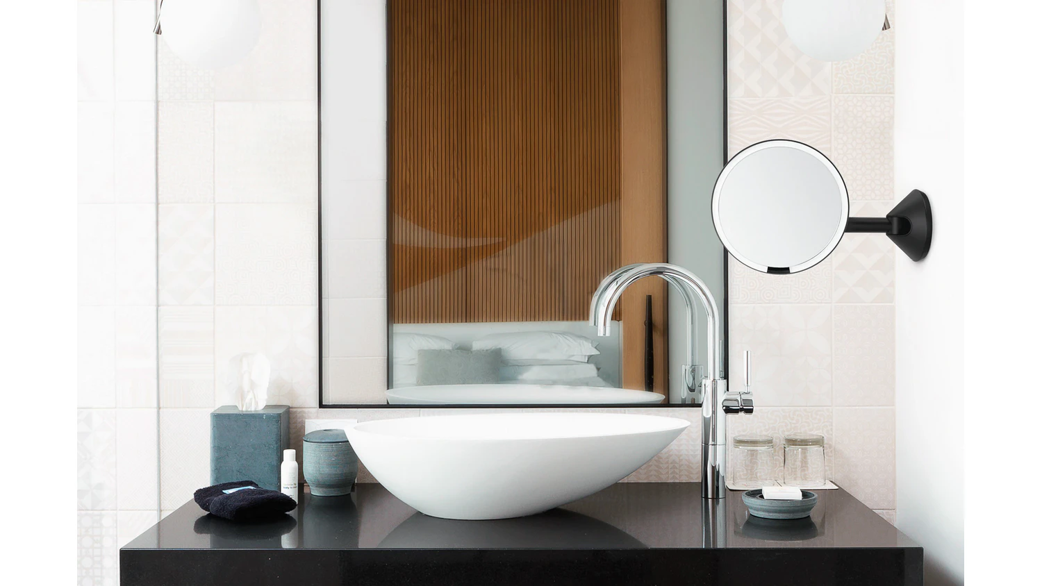 Kosmetick&eacute; zrc&aacute;tko Simplehuman ST3065 v interi&eacute;ru
