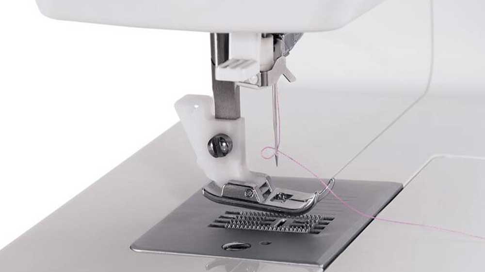 Šicí stroj Singer Simple 3223 jehla s navlečenou nití_02