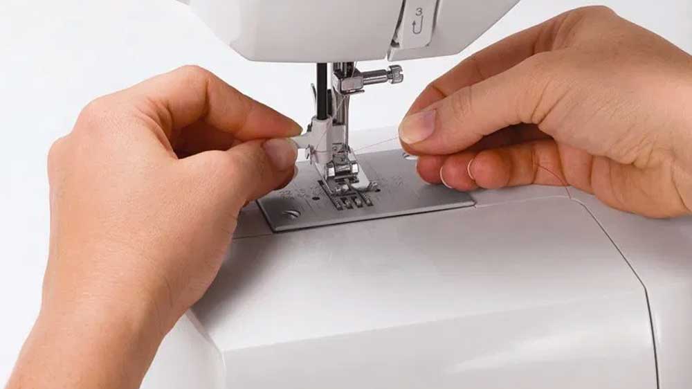 Šicí stroj Singer Starlet 6699 má automatický navlékač jehly_03