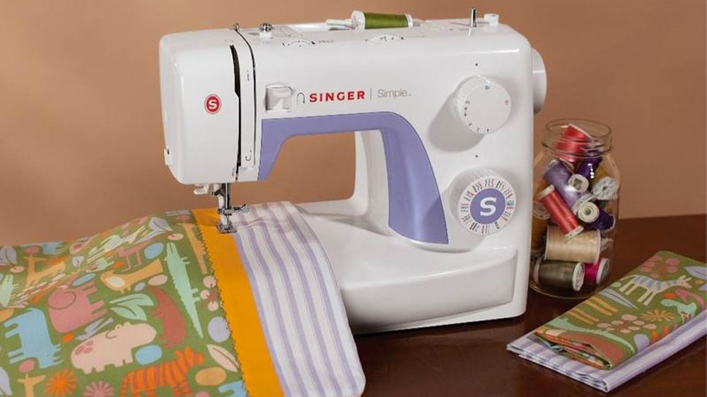 Šicí stroj Singer Simple 3232 při prošívání látky_02