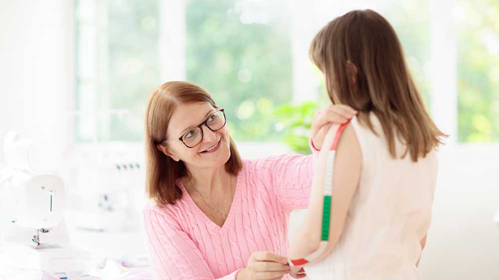 Šicí stroj žena měří holčičku_03