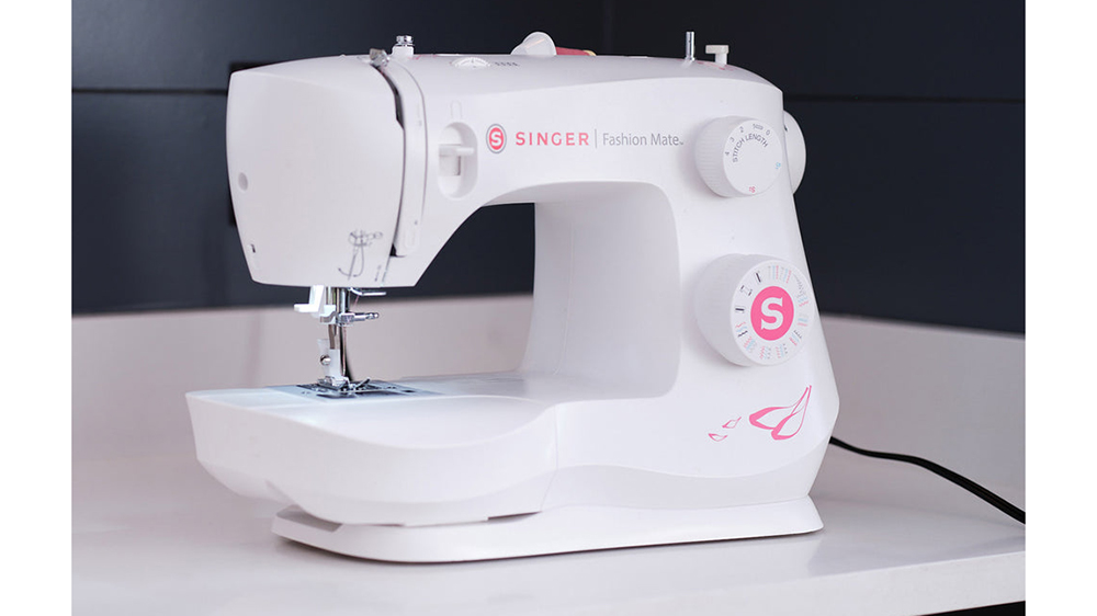 &Scaron;ic&iacute; stroj Singer Fashion mate 3333 na pracovn&iacute;m stole_02