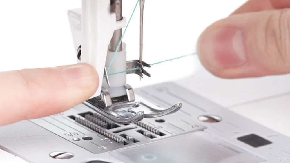 &Scaron;ic&iacute; stroj Singer Fashion mate 3333 m&aacute; automatick&yacute; navl&eacute;kač jehly_03