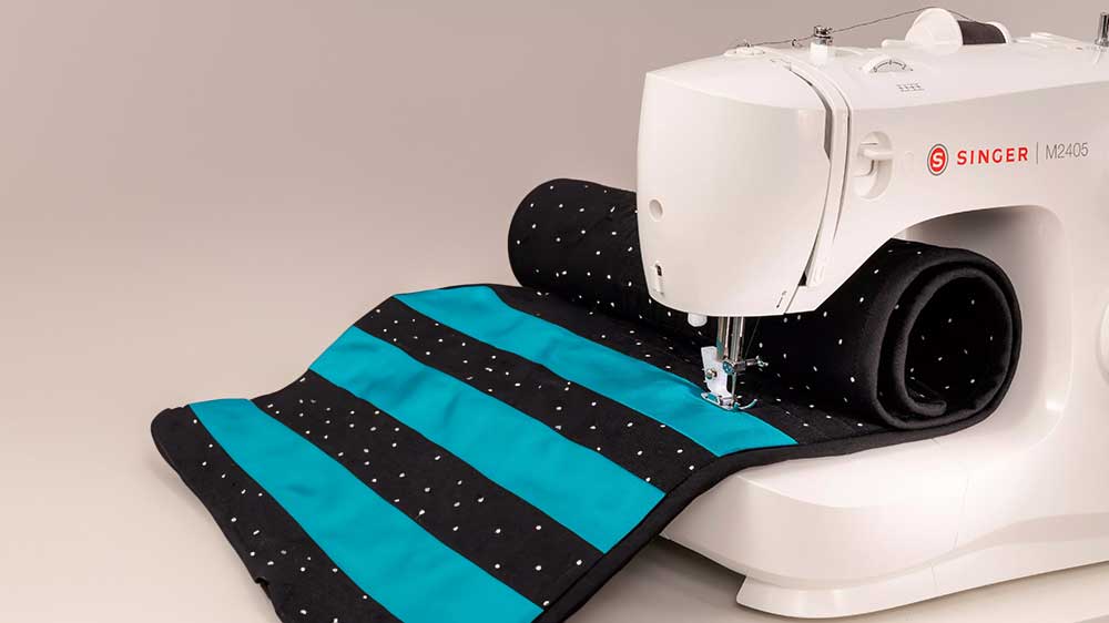 Šicí stroj Singer m2405 při práci_02