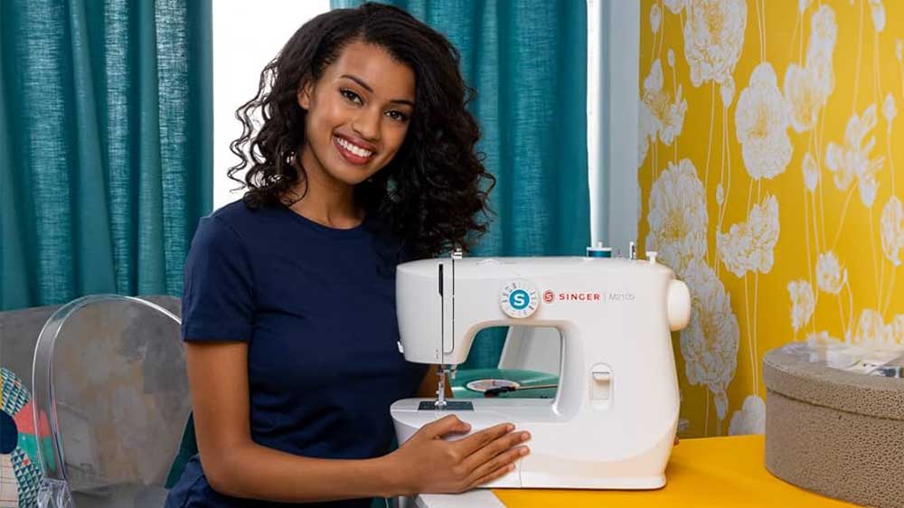 Žena pózující se šicím strojem Singer m2105_02