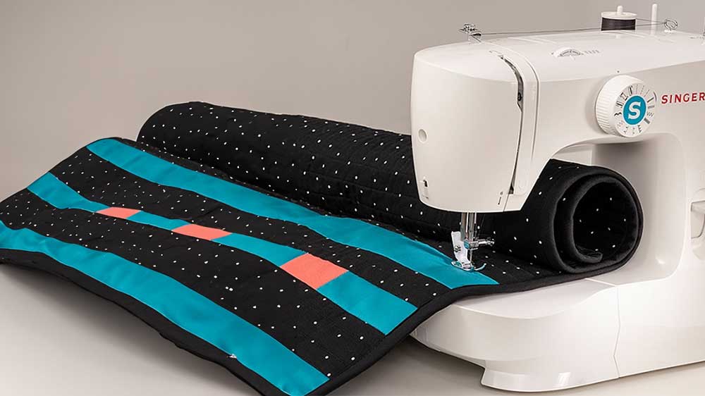 Šicí stroj Singer m2105 při práci_03