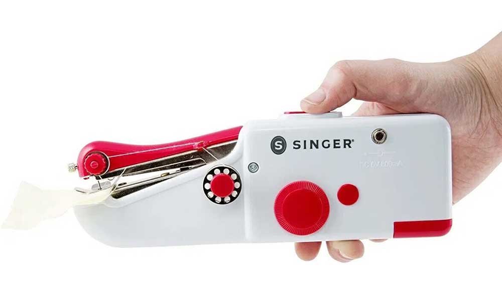Cestovní šicí stroj SINGER v ruce_02
