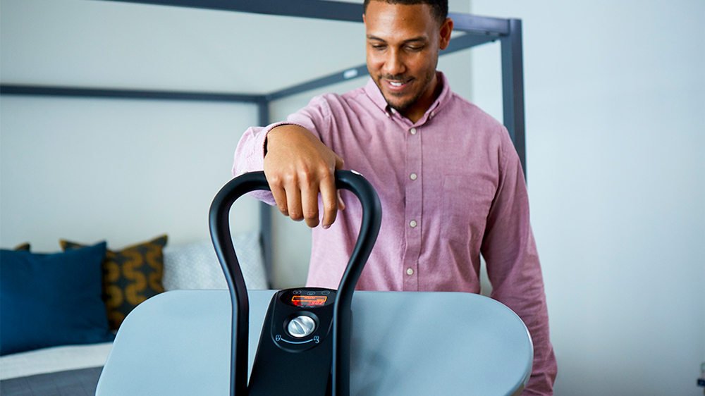 Muž používající žehlicí lis Singer ESP36T1.01E_03