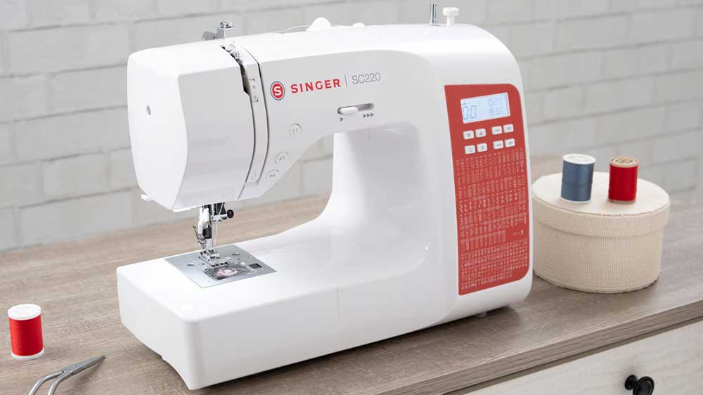 Šicí stroj Singer SC220-RD na šicím stole_02