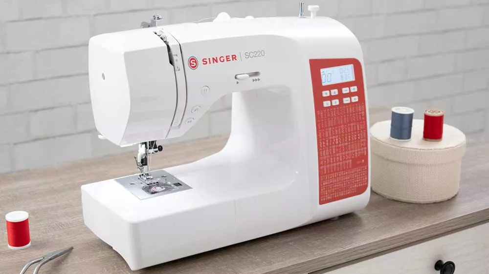 &Scaron;ic&iacute; stroj Singer SC220-RD na &scaron;ic&iacute;m stole_02