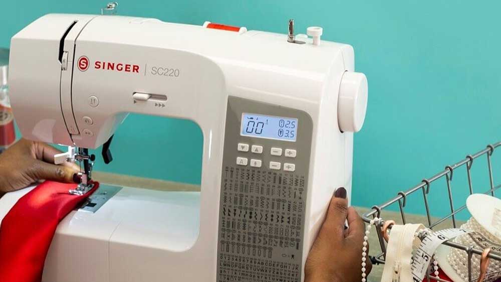 Žena šijící na šicím stroji Singer SC220-RD_03
