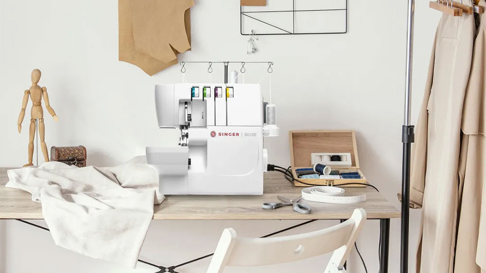 Šicí stroj Singer S0105 Overlock v pracovně_02