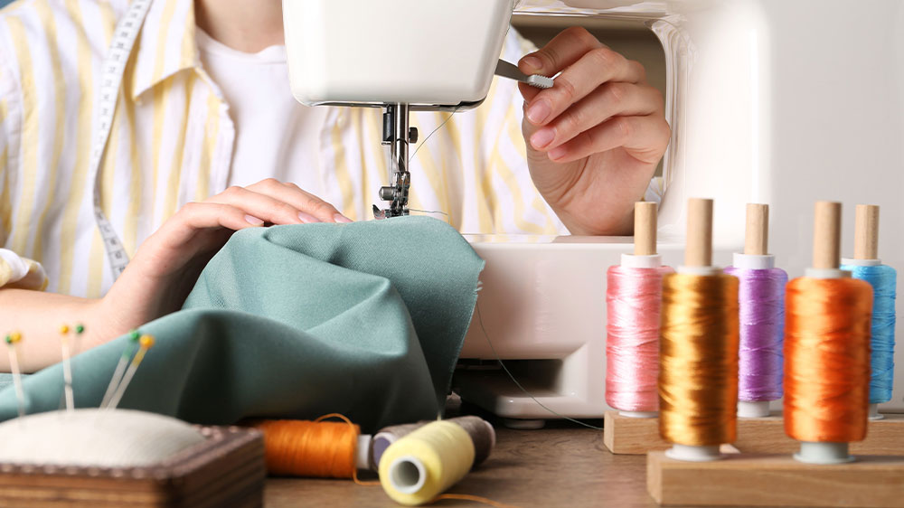 Žena šijící na stroji_03