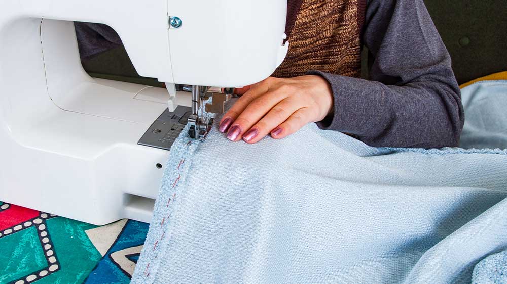 Žena šije na stroji Singer s využitím patky_02