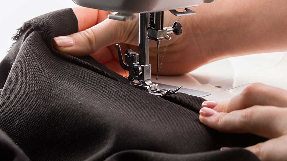 Žena šije na stroji Singer s patkami ze sady Singer 250067703_03