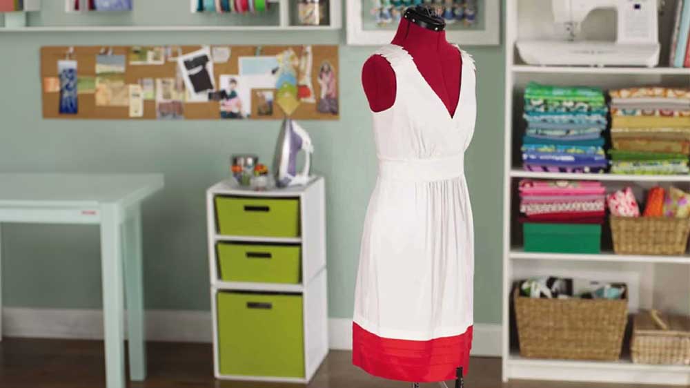 Krejčovská panna Singer nastavitelná M/L v šicí dílně_02