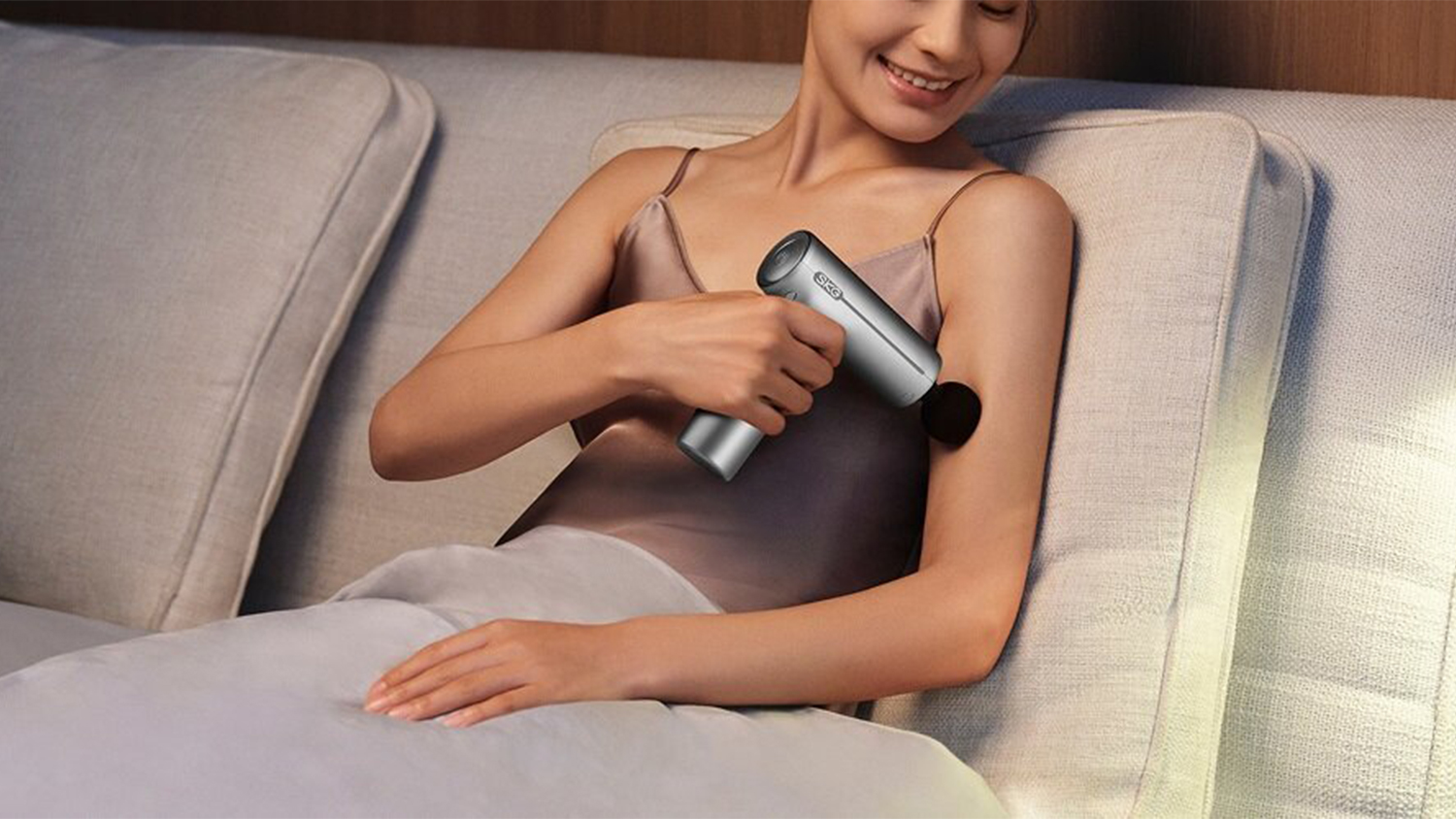 Žena v posteli s pistol&iacute; SKG F1 Pro