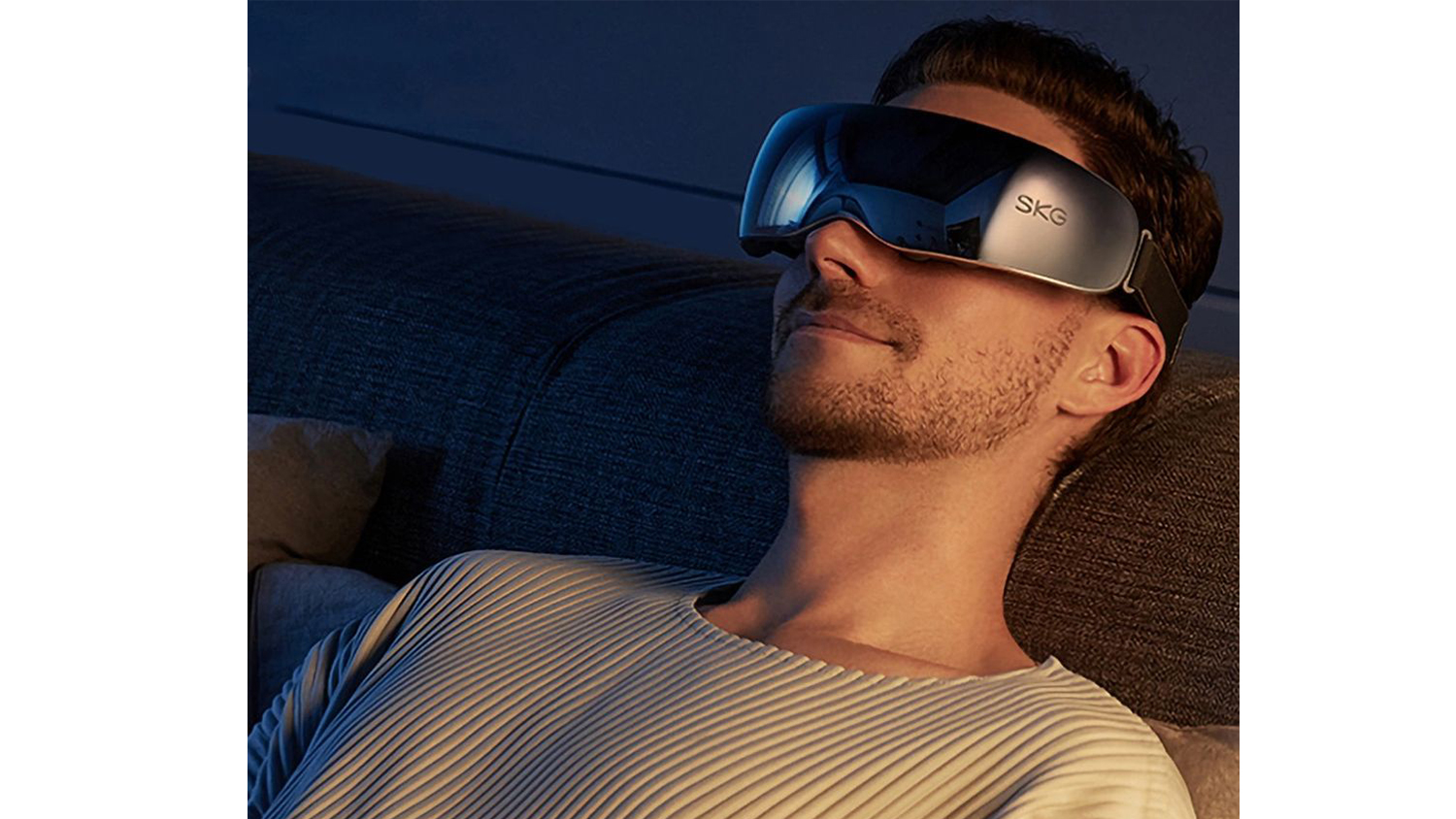 &bdquo;Muž na pohovce s př&iacute;strojem SKG E7-EN&ldquo;