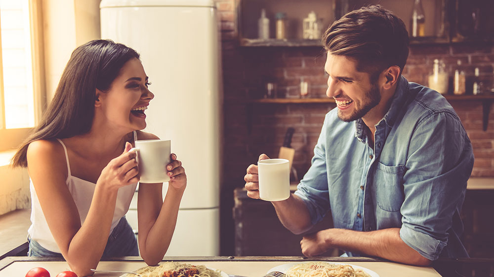 Pár pije připravené nápoje z rychlovarné konvice SMEG KLF05RDEU_02