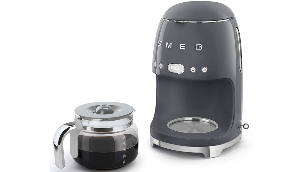 Překapávač Smeg s konvicí kávy_03