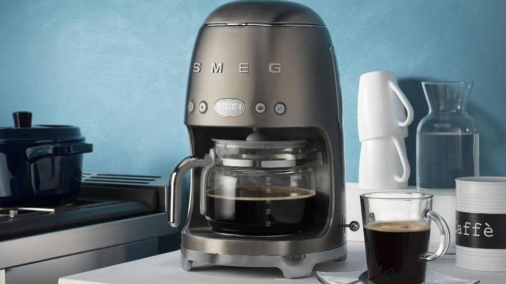 Překapávač Smeg s kávou_02