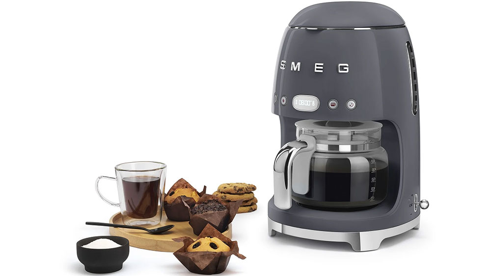 Překapávač Smeg s hrnkem kávy a zákusky_04